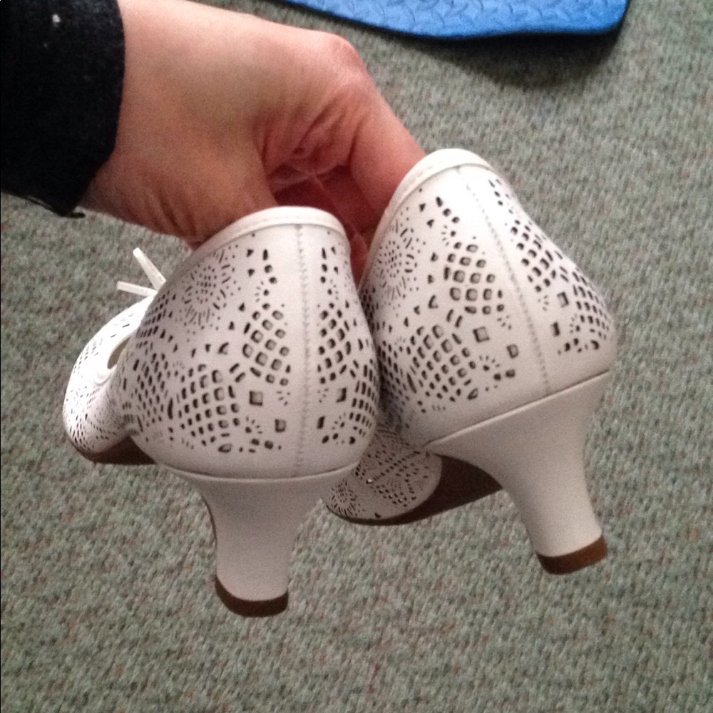 BCBG girls white lace design leather shoes Sz 11 - Picture 5 of 8